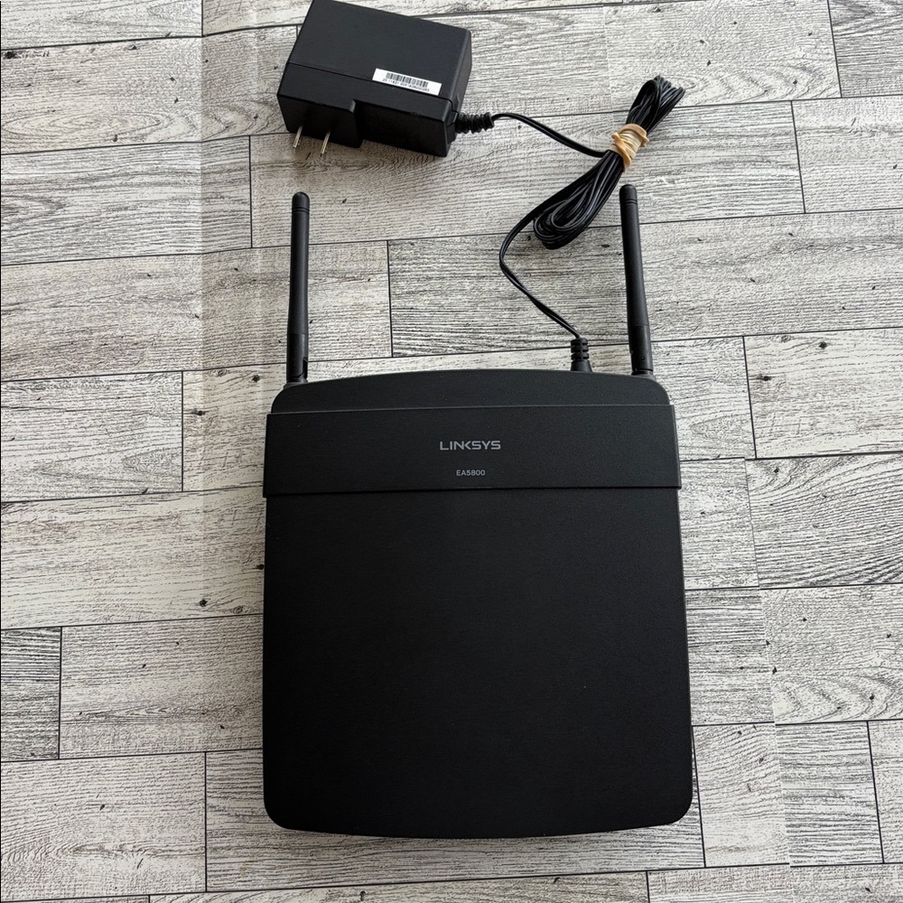 Linksys EA5800 AC1000 Dual-Band Smart‎ Wi-Fi Router.